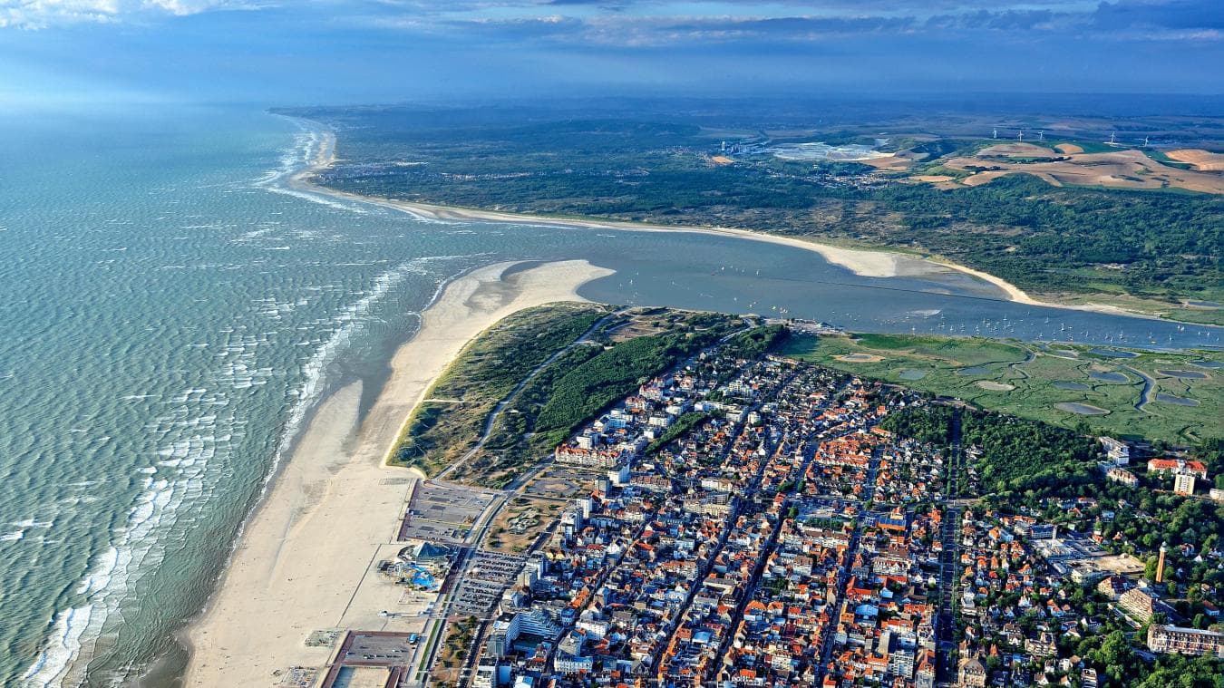 Vue aérienne du Touquet-Paris-Plage : la plage, la ville et la forêt, avec la baie de Canche en arrière-plan